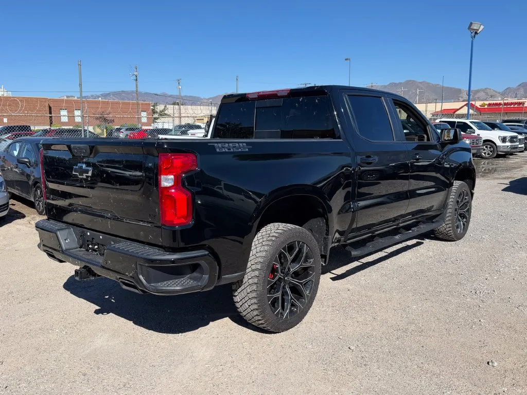 Chevrolet Silverado photo 3