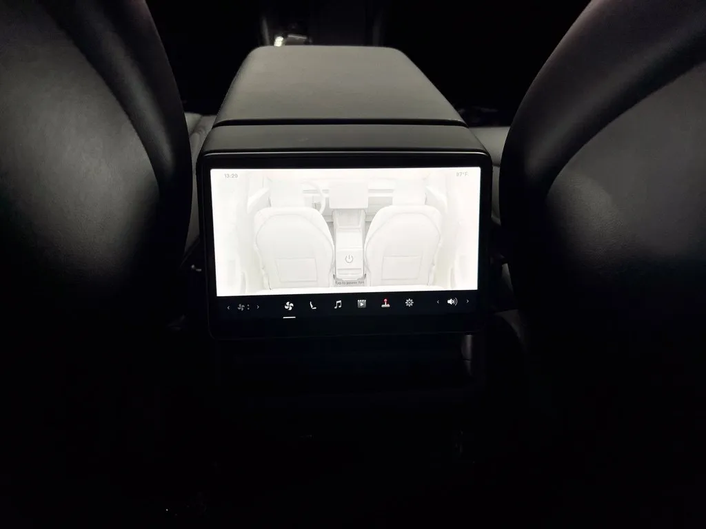 Tesla Model 3 photo 19
