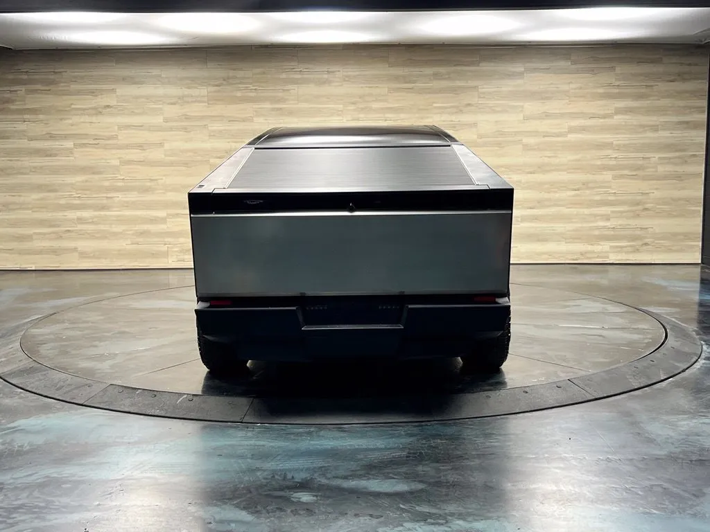 Tesla Cybertruck photo 18