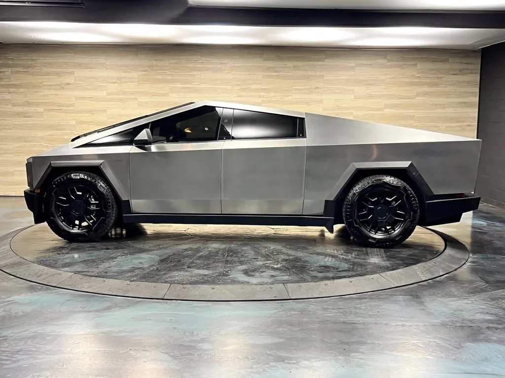 Tesla Cybertruck photo 25
