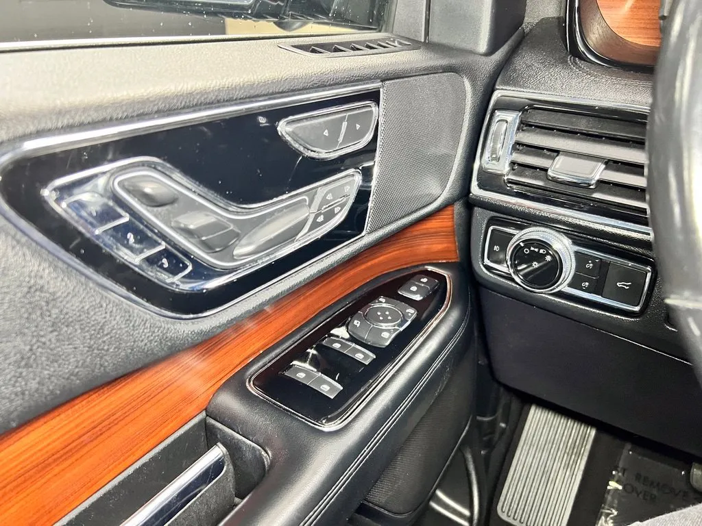 Lincoln Navigator photo 23
