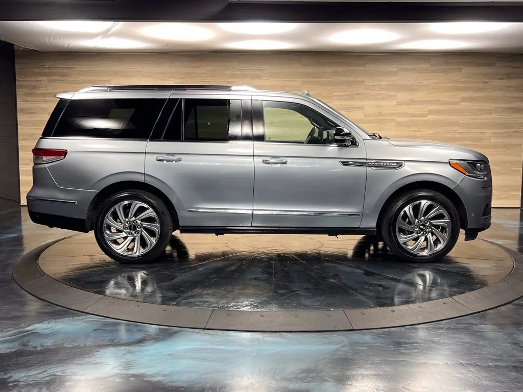 Lincoln Navigator photo 22