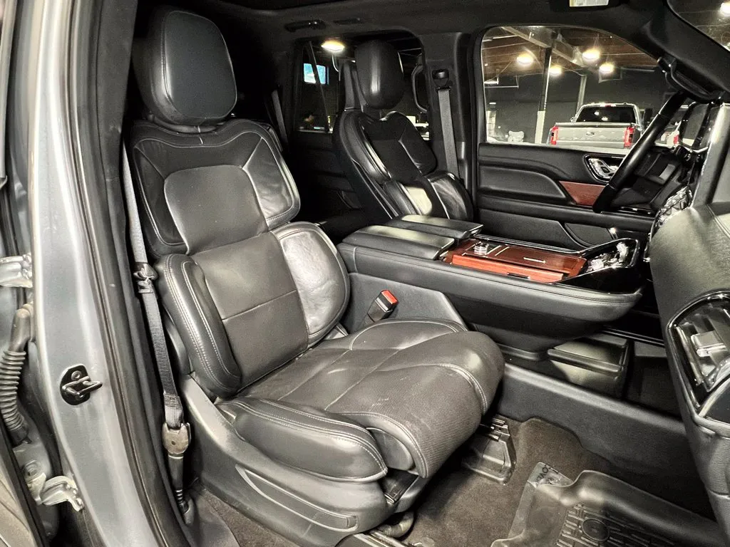 Lincoln Navigator photo 3