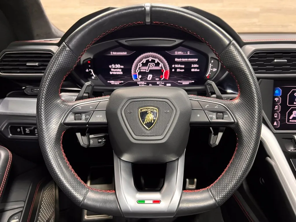 Lamborghini URUS photo 23