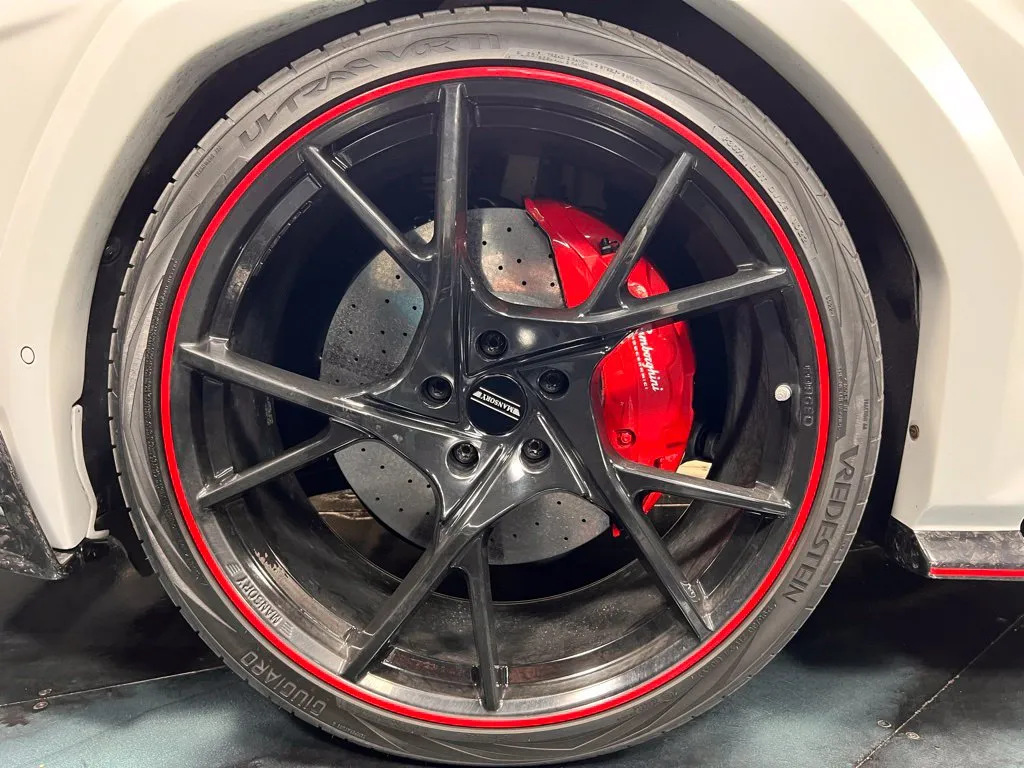 Lamborghini URUS photo 16