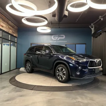 Blue 2021 Toyota Highlander XLE for sale in Kaysville, UT