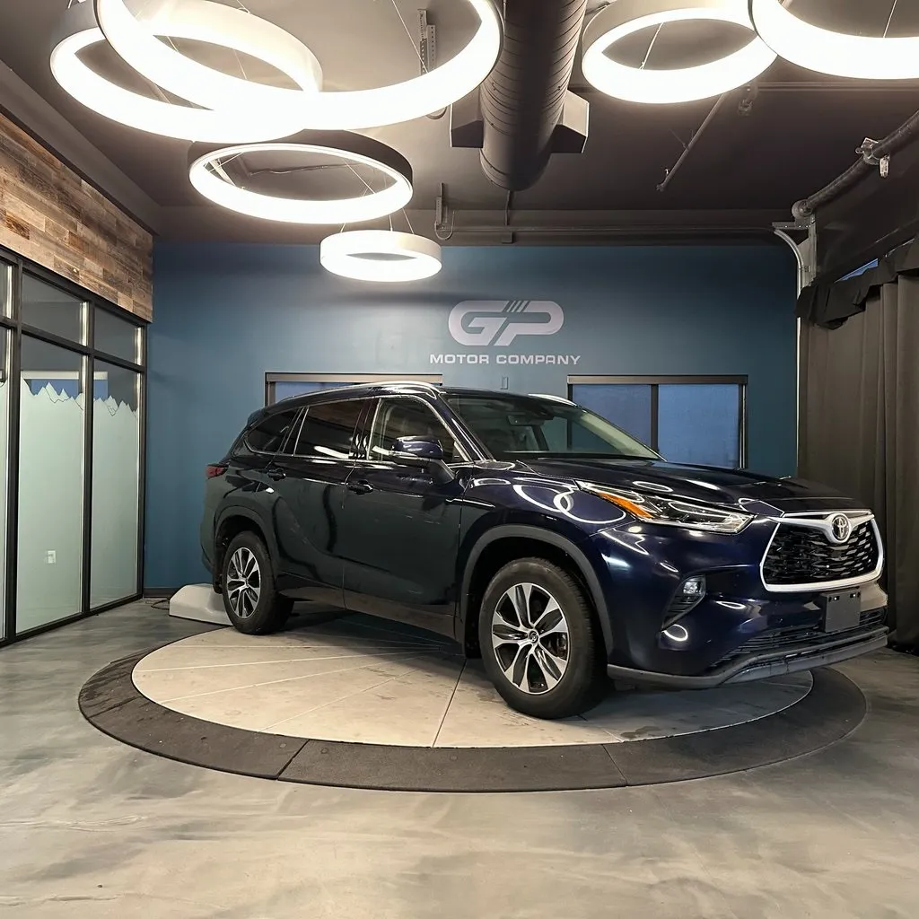 Blue 2021 Toyota Highlander XLE for sale in Kaysville, UT