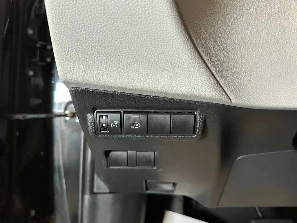 2023 Toyota Corolla Cross L - Photo 16