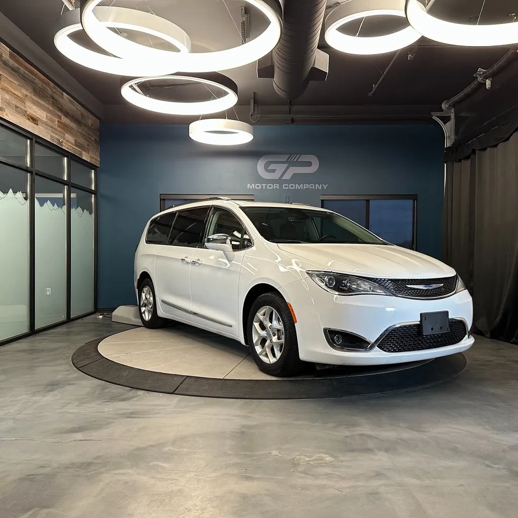 2020 Chrysler Pacifica Limited's photo