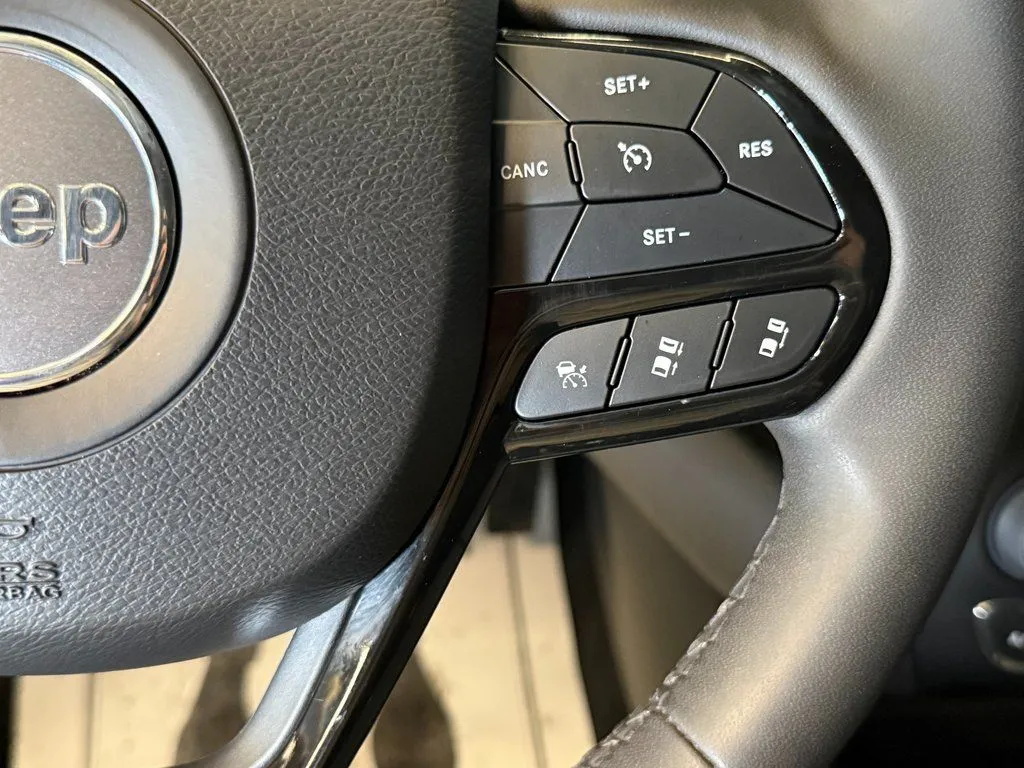 2023 Jeep Cherokee Altitude Lux - Photo 12