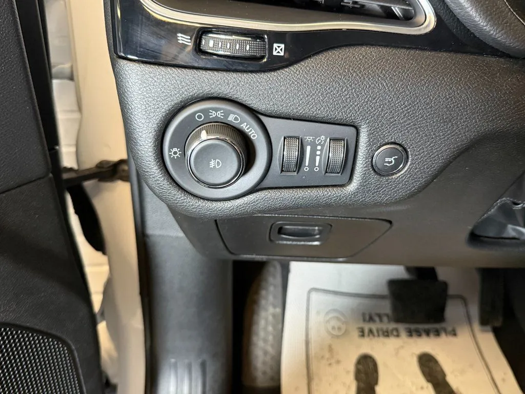 2023 Jeep Cherokee Altitude Lux - Photo 20