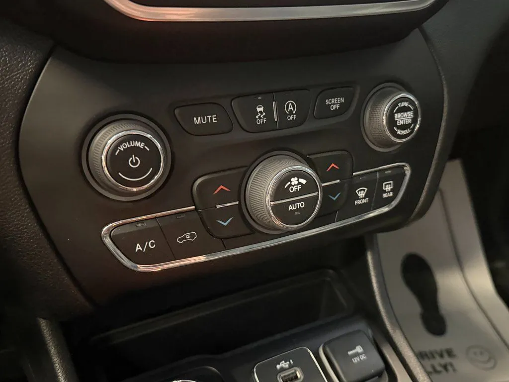 2023 Jeep Cherokee Altitude Lux - Photo 16