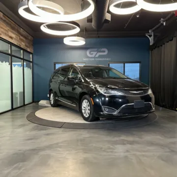 Black 2019 Chrysler Pacifica Touring L for sale in Kaysville, UT