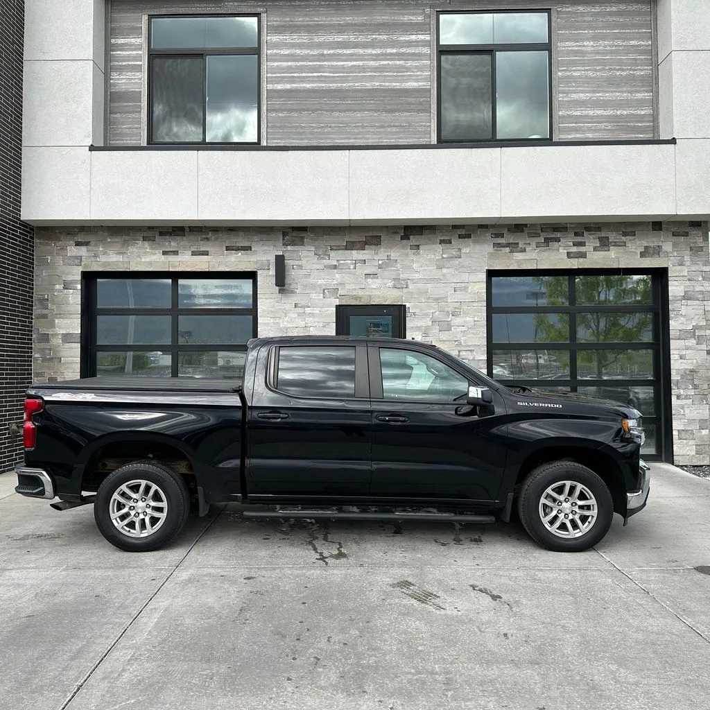 Chevrolet Silverado photo 2