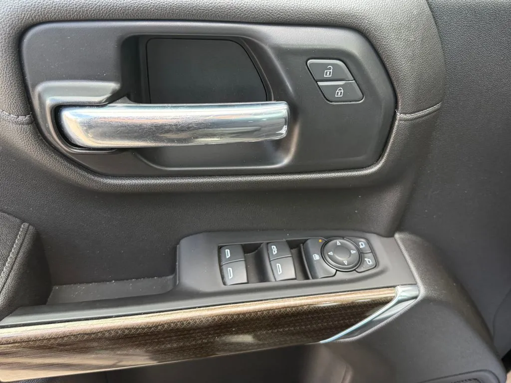 Chevrolet Silverado photo 18
