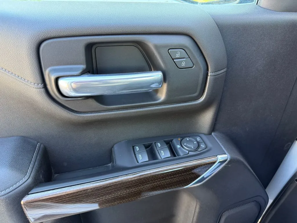 Chevrolet Silverado photo 18