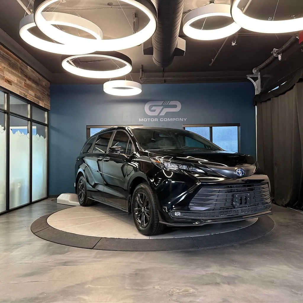 2024 Toyota Sienna Woodland Edition Hybrid AWD's photo