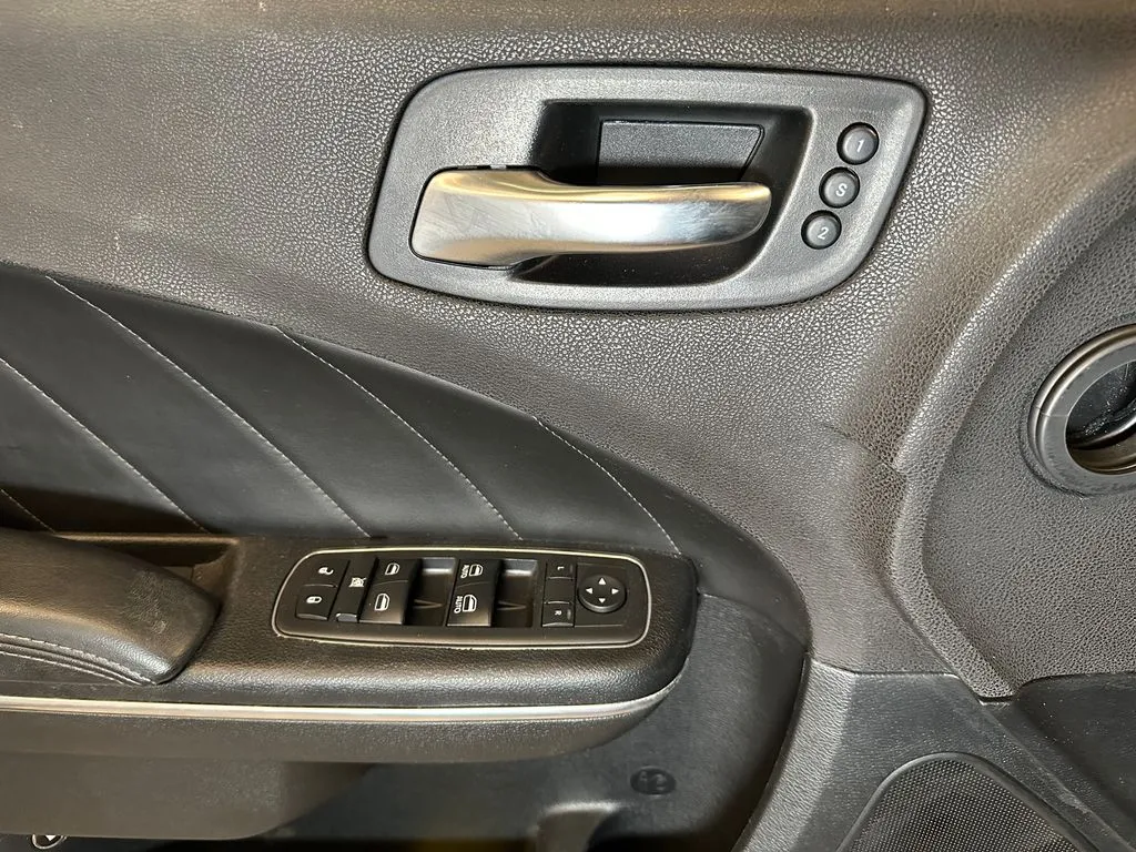 Dodge Charger photo 19