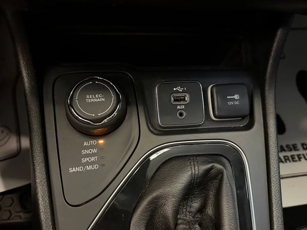 Jeep Cherokee photo 18