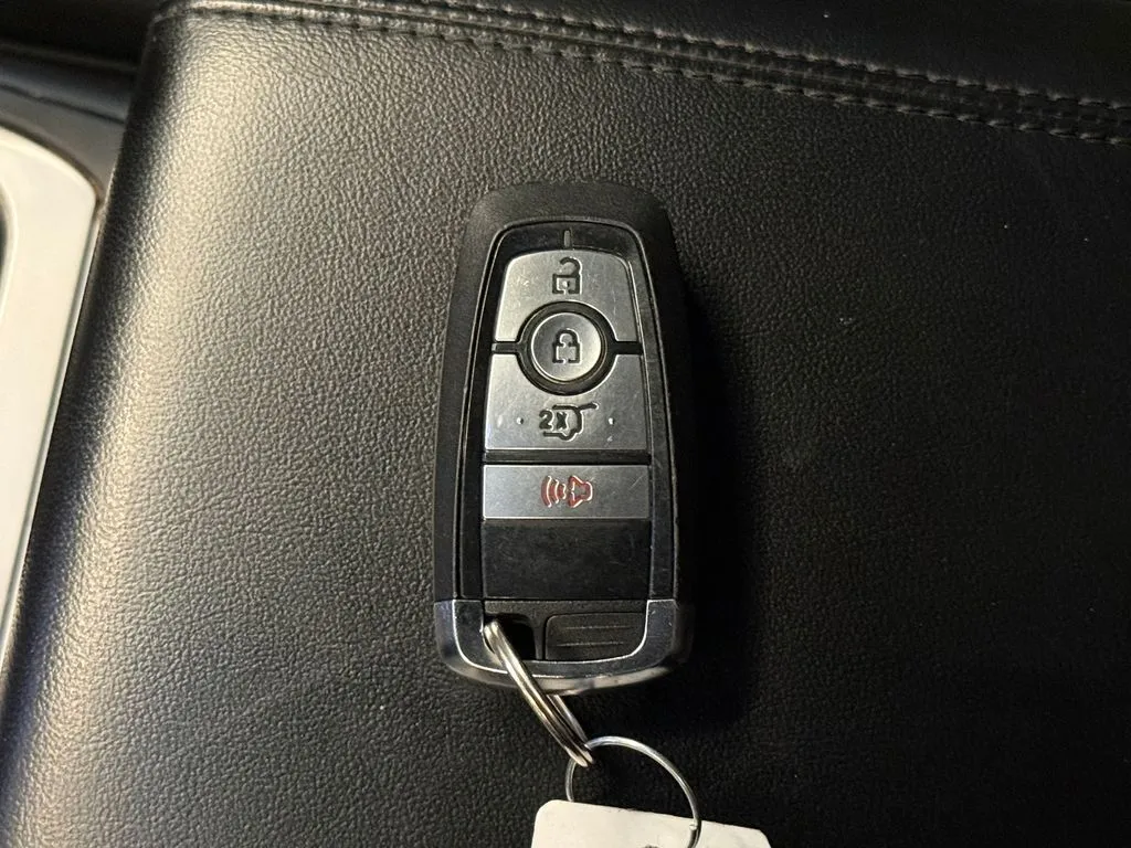 Ford Explorer photo 17