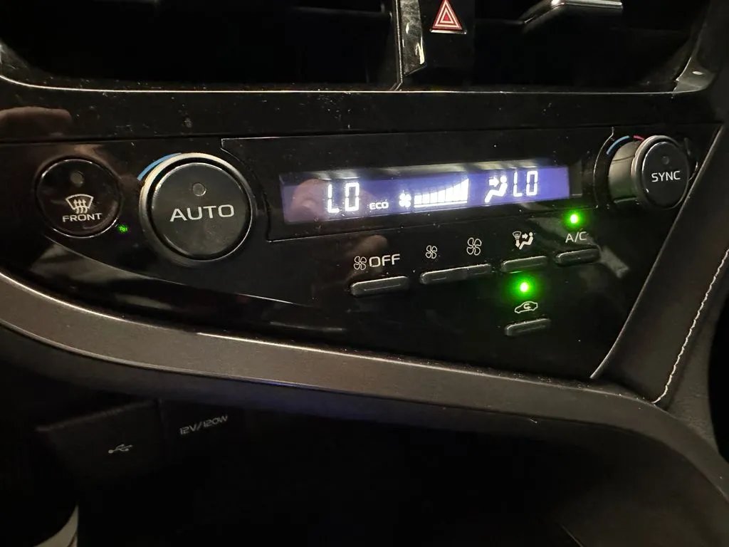 Toyota Camry photo 15