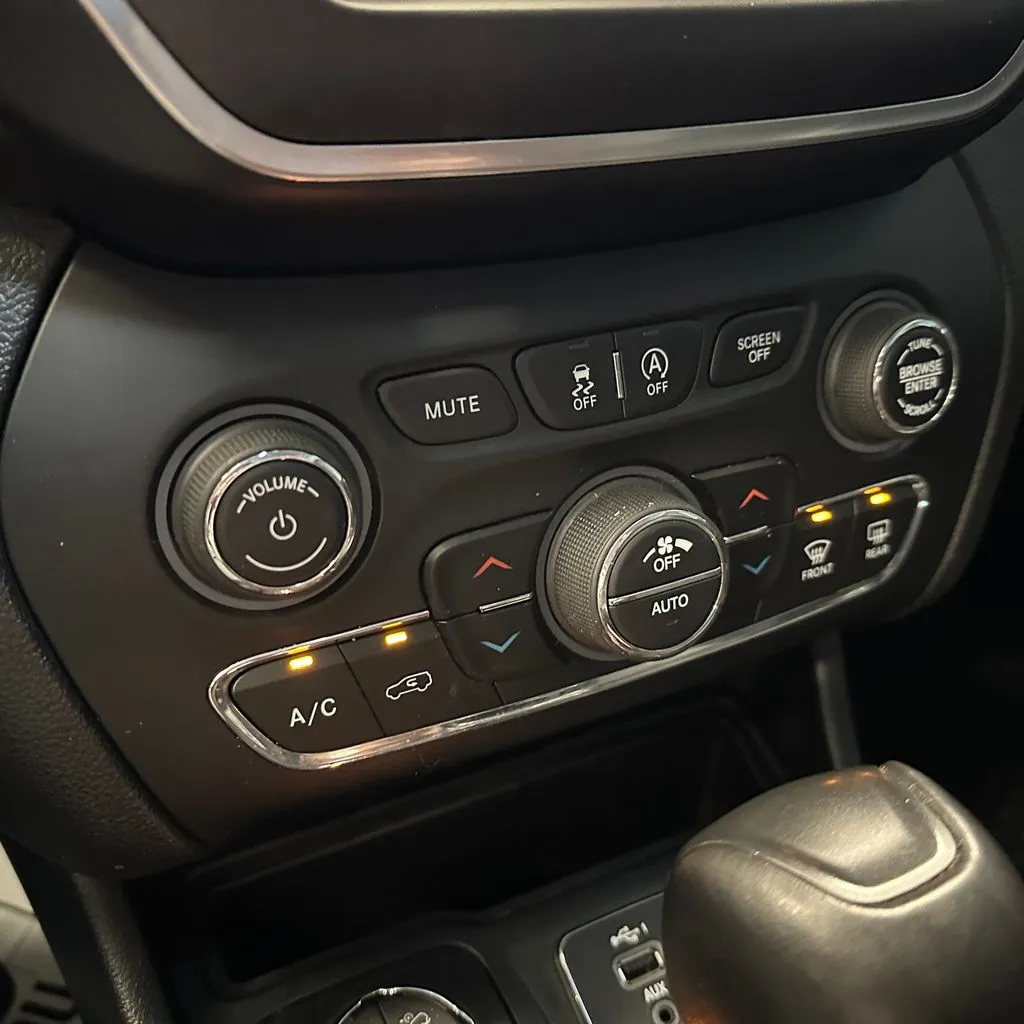 Jeep Cherokee photo 16