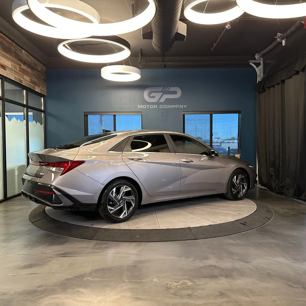 Hyundai Elantra photo 3