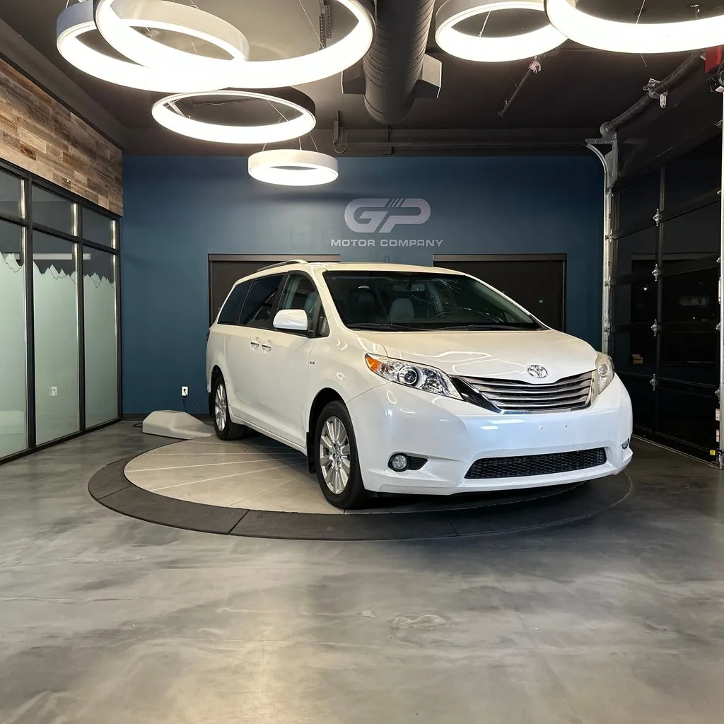 2017 Toyota Sienna XLE Premium V6 AWD 7-Passenger's photo