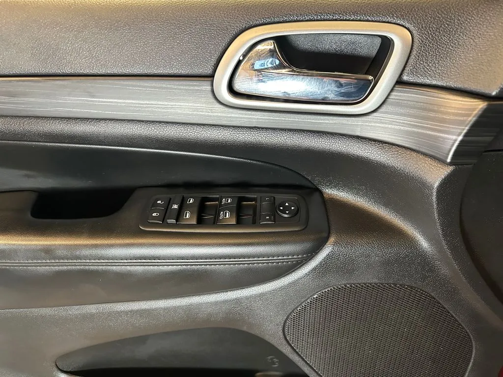 Jeep Grand Cherokee photo 18