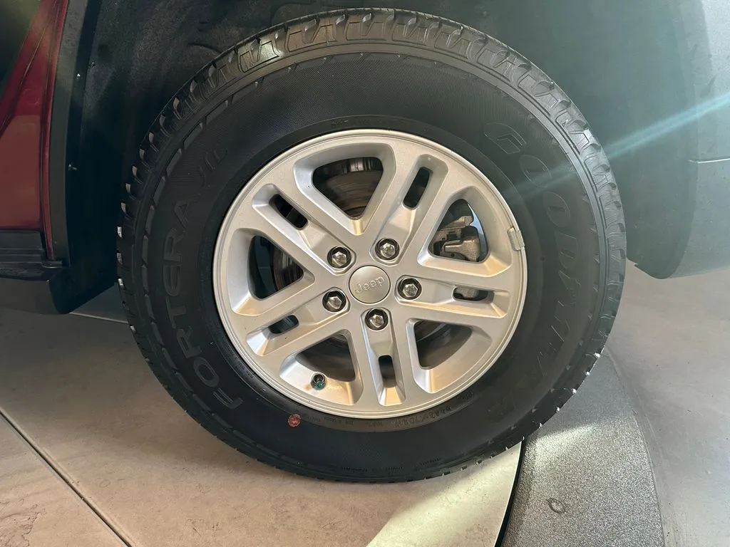 Jeep Grand Cherokee photo 24
