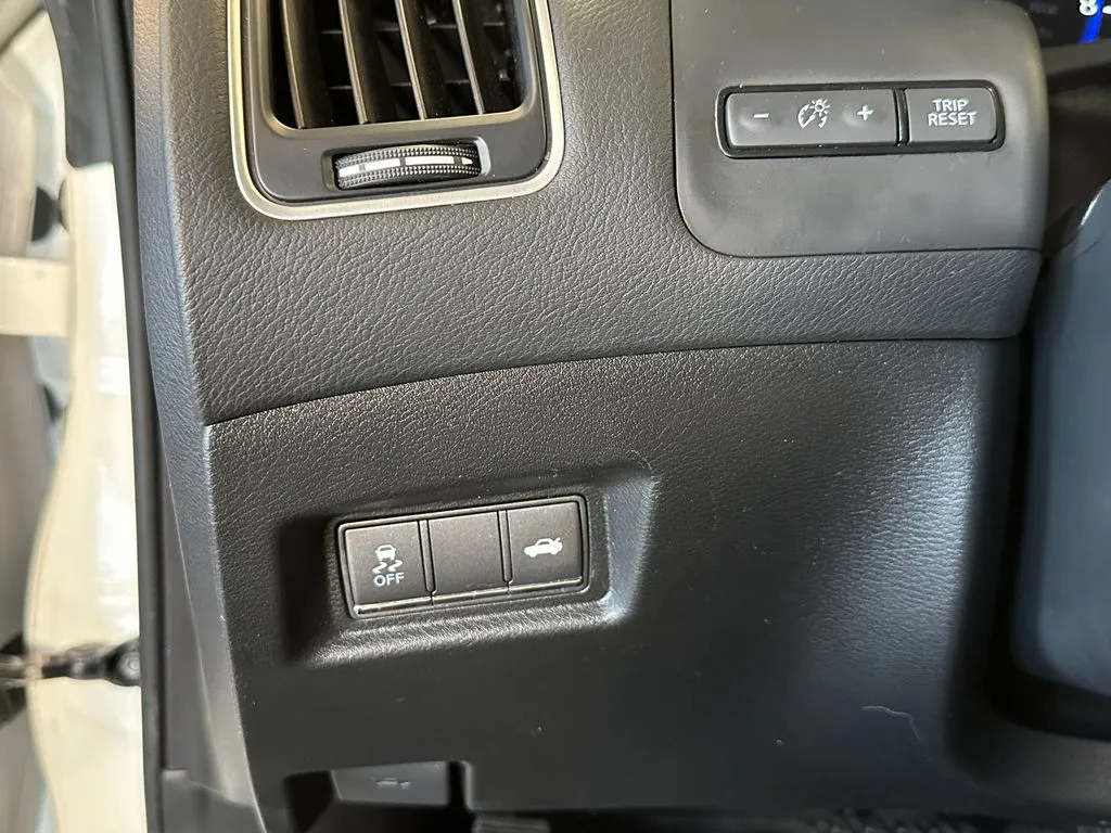 Infiniti Q60 photo 17