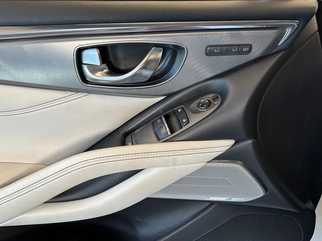 Infiniti Q60 photo 18