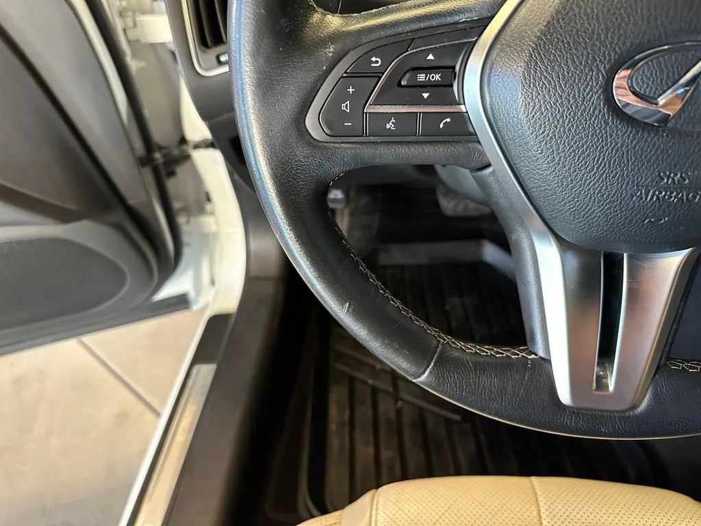 Infiniti Q60 photo 11