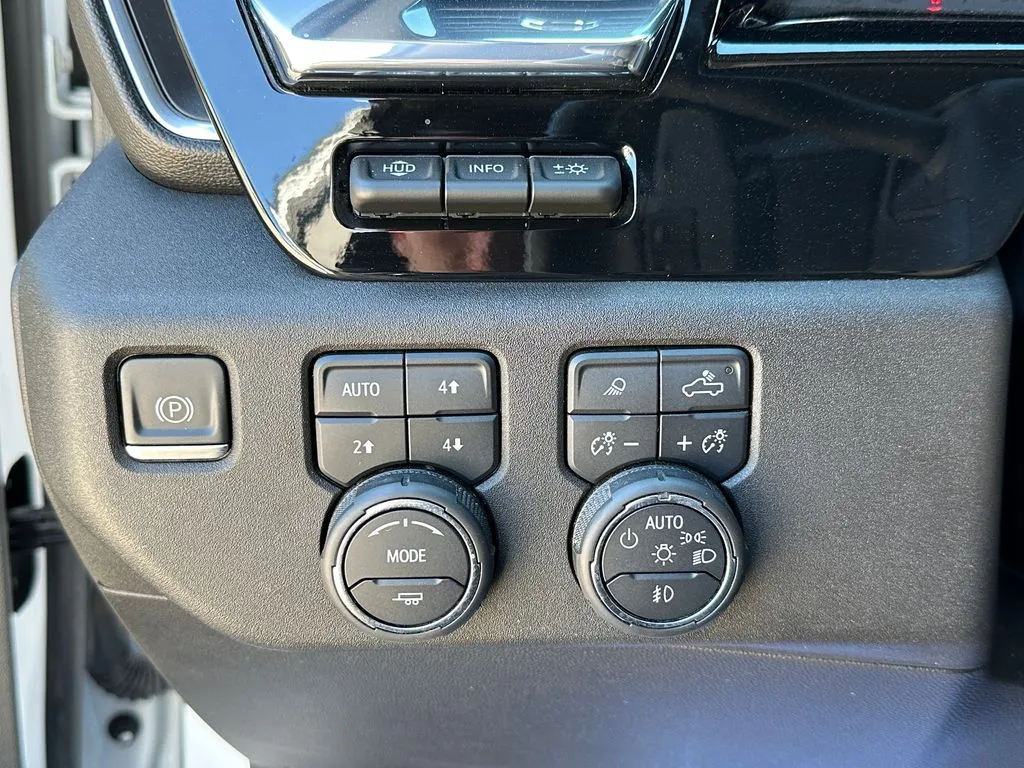 Chevrolet Silverado photo 17