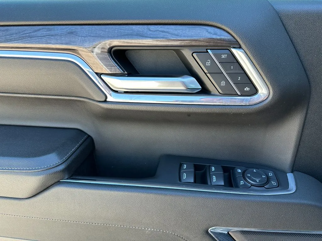 Chevrolet Silverado photo 18
