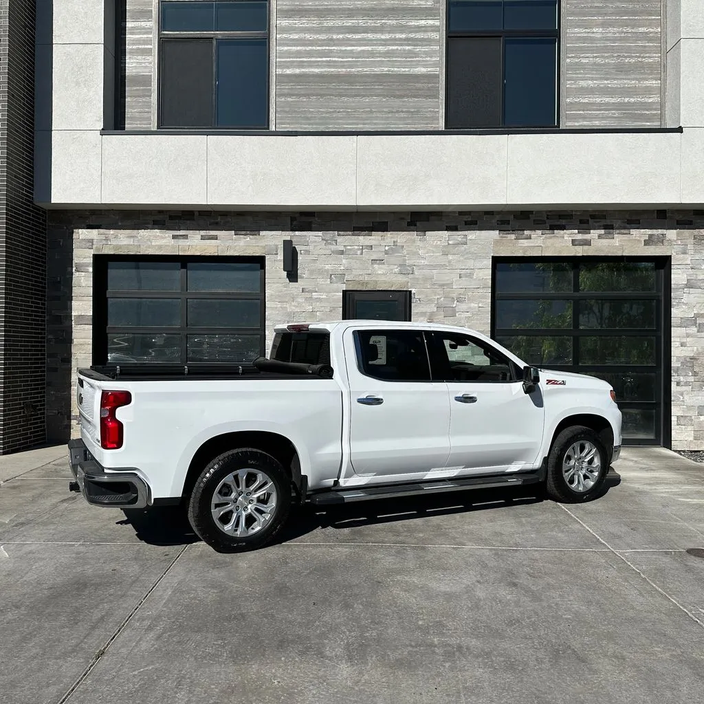 Chevrolet Silverado photo 3