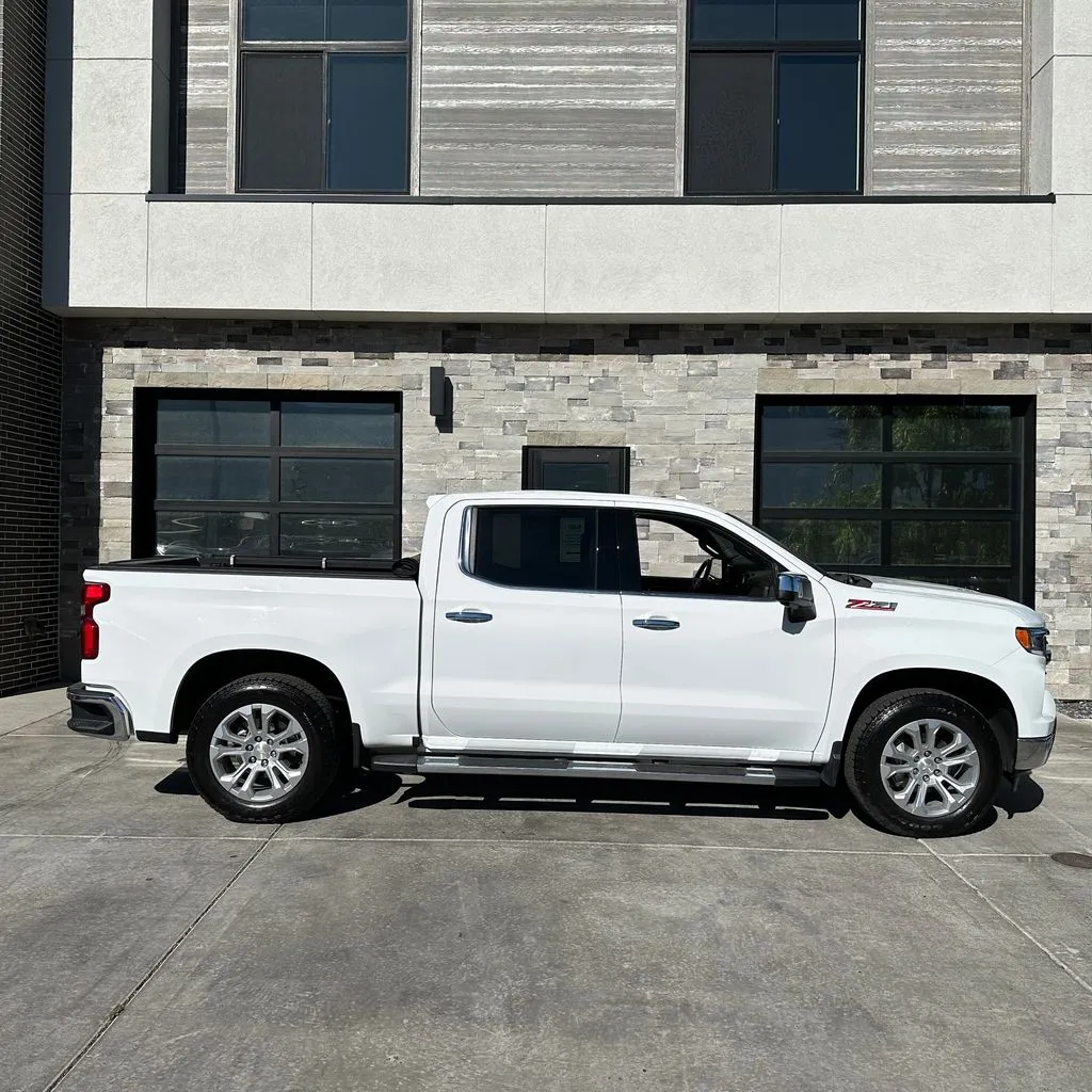Chevrolet Silverado photo 2
