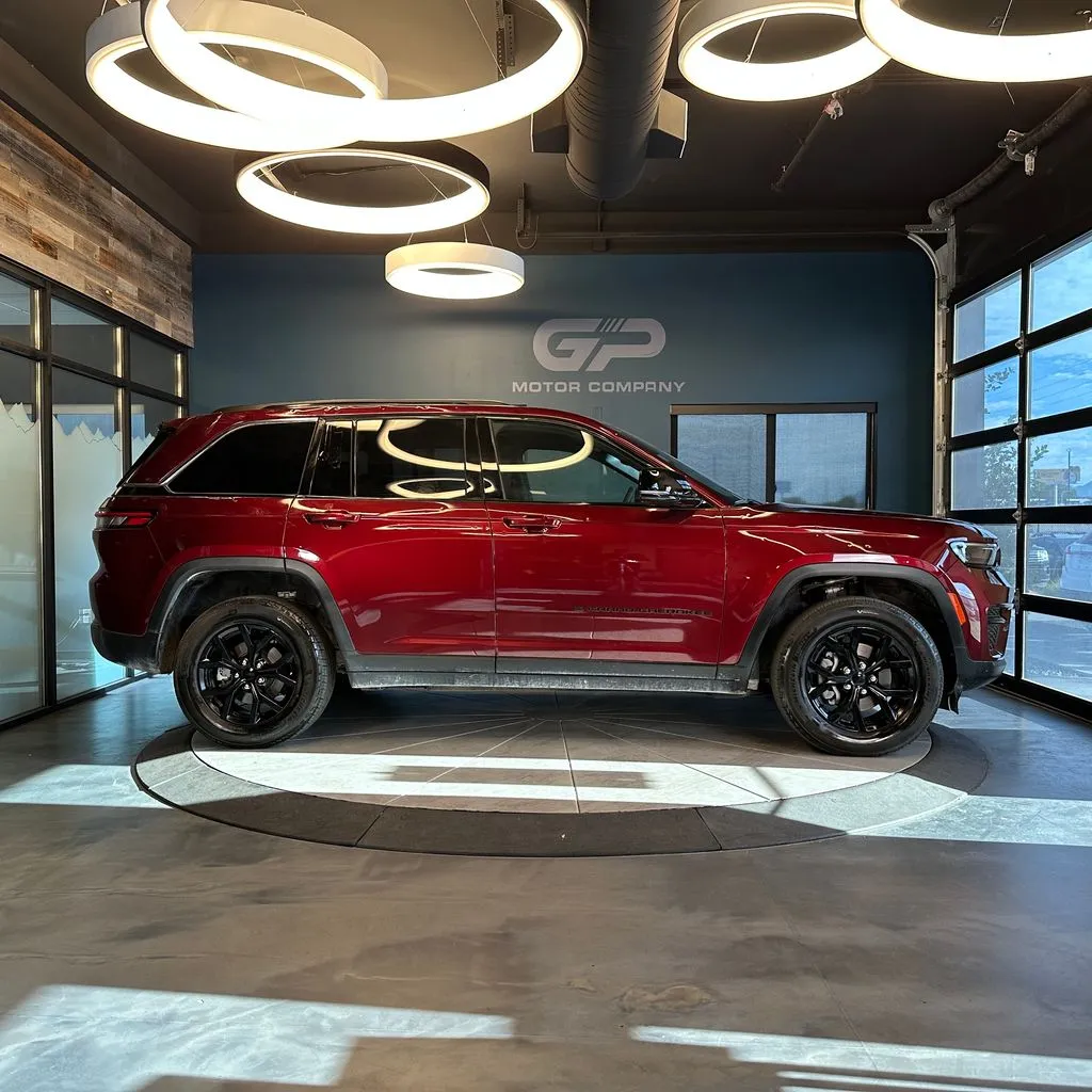 Jeep Grand Cherokee photo 2
