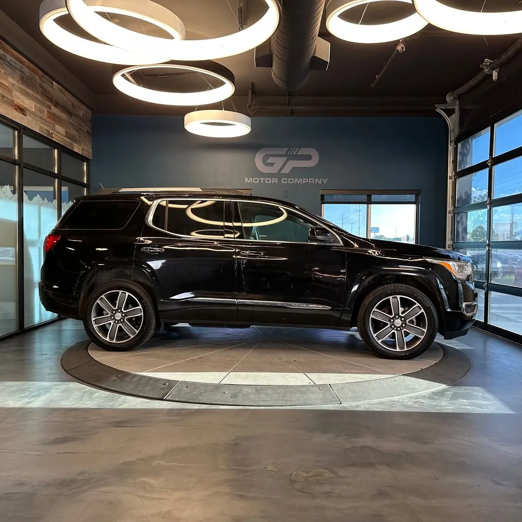 GMC Acadia photo 2