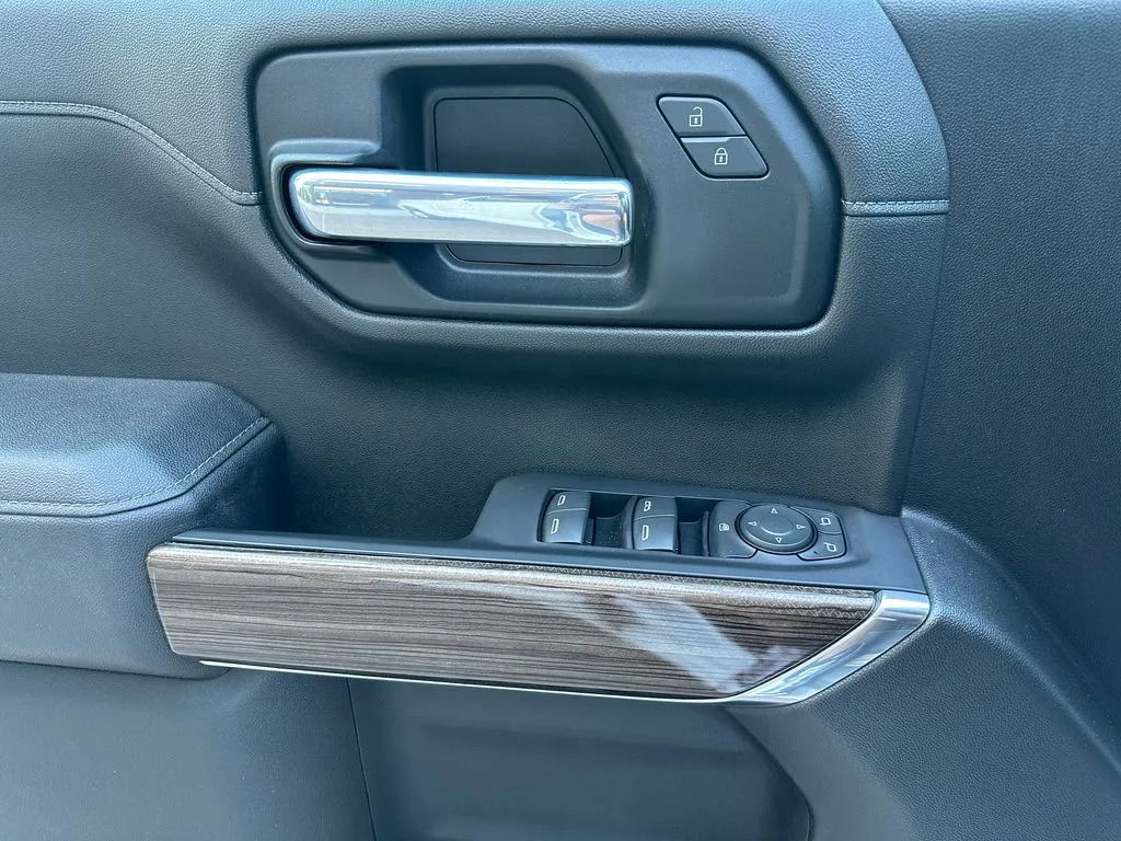 Chevrolet Silverado photo 18