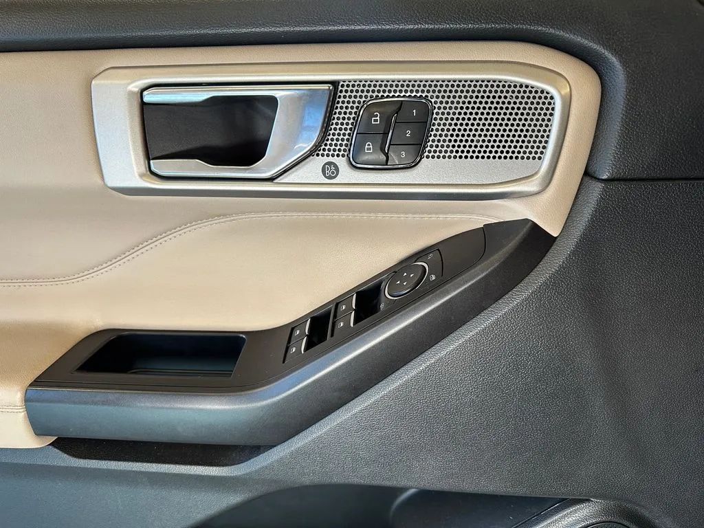 Ford Explorer photo 18