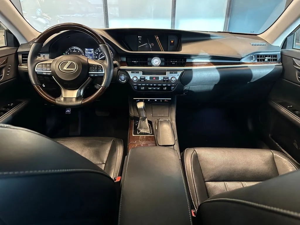 Lexus ES photo 9