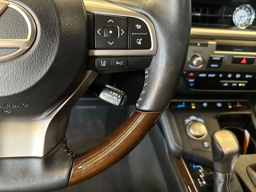 Lexus ES photo 12