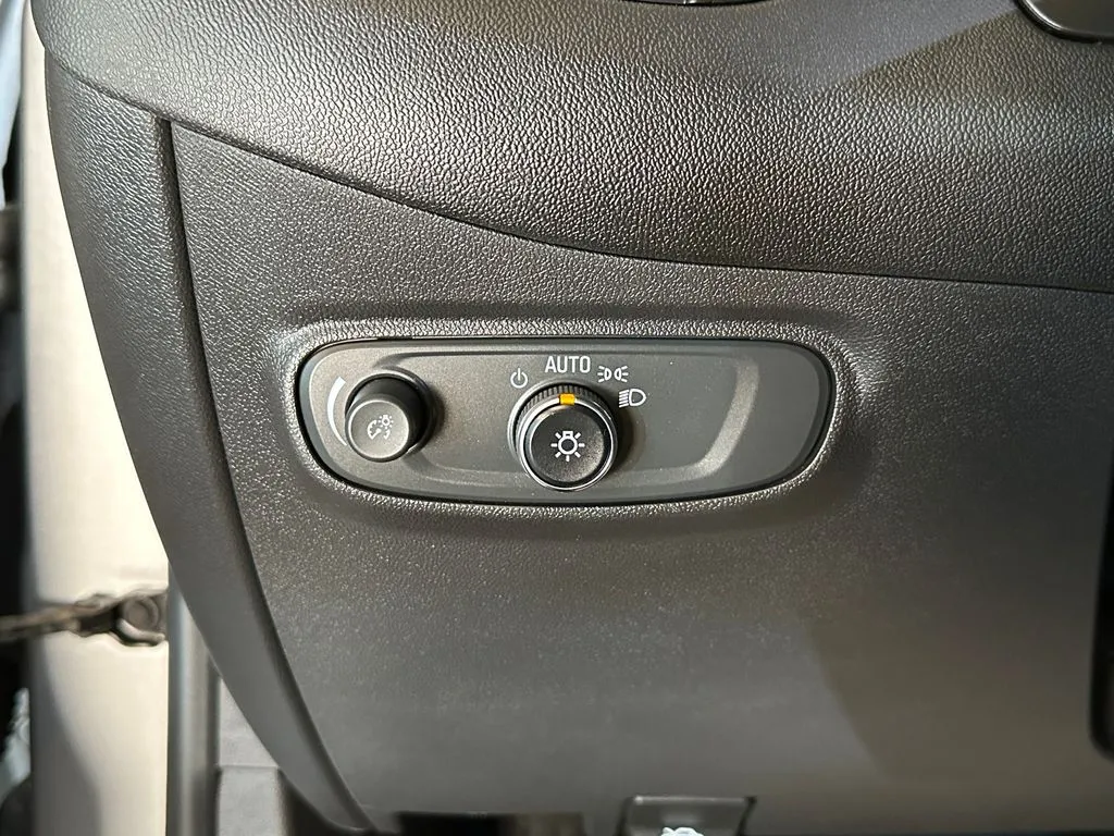 2021 Chevrolet Equinox LS - Photo 18