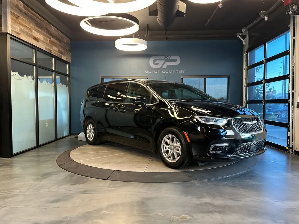 Black 2025 Chrysler Pacifica Select for sale in Kaysville, UT
