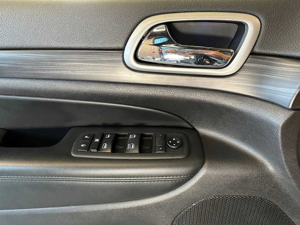 Jeep Grand Cherokee photo 18