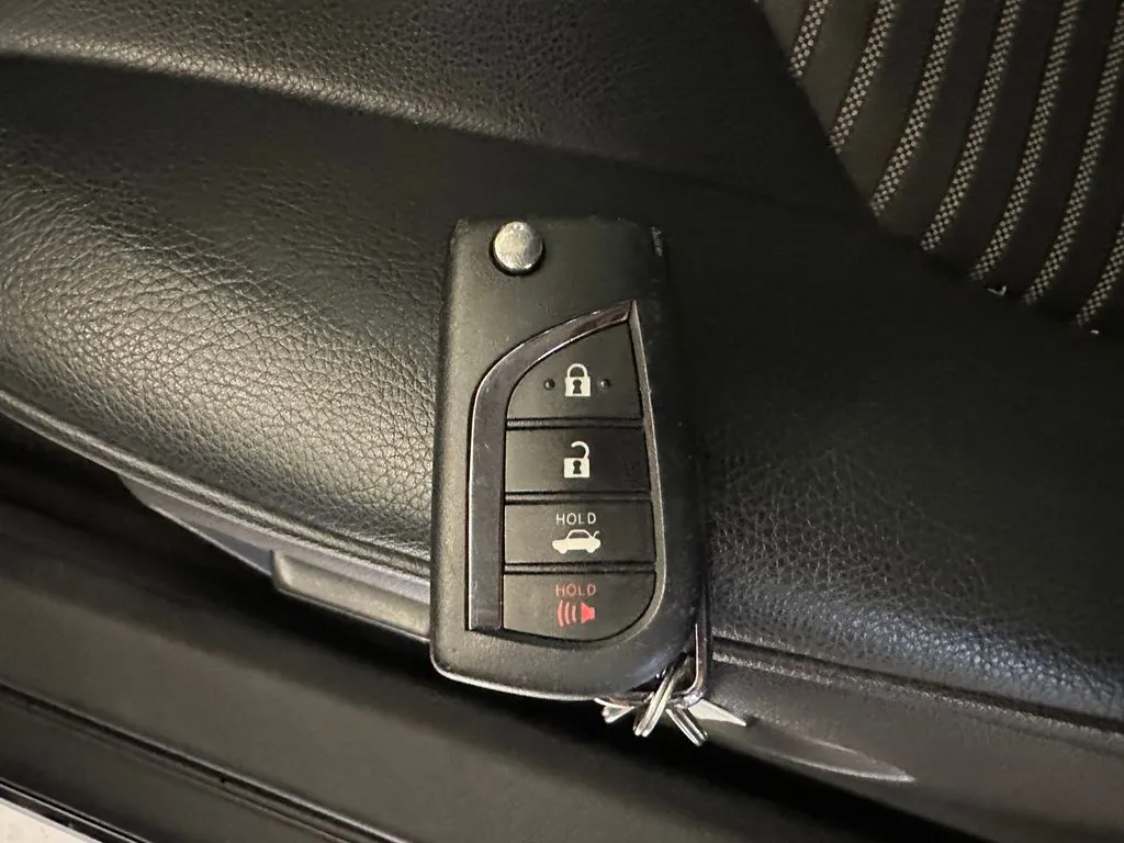 Toyota Camry photo 17