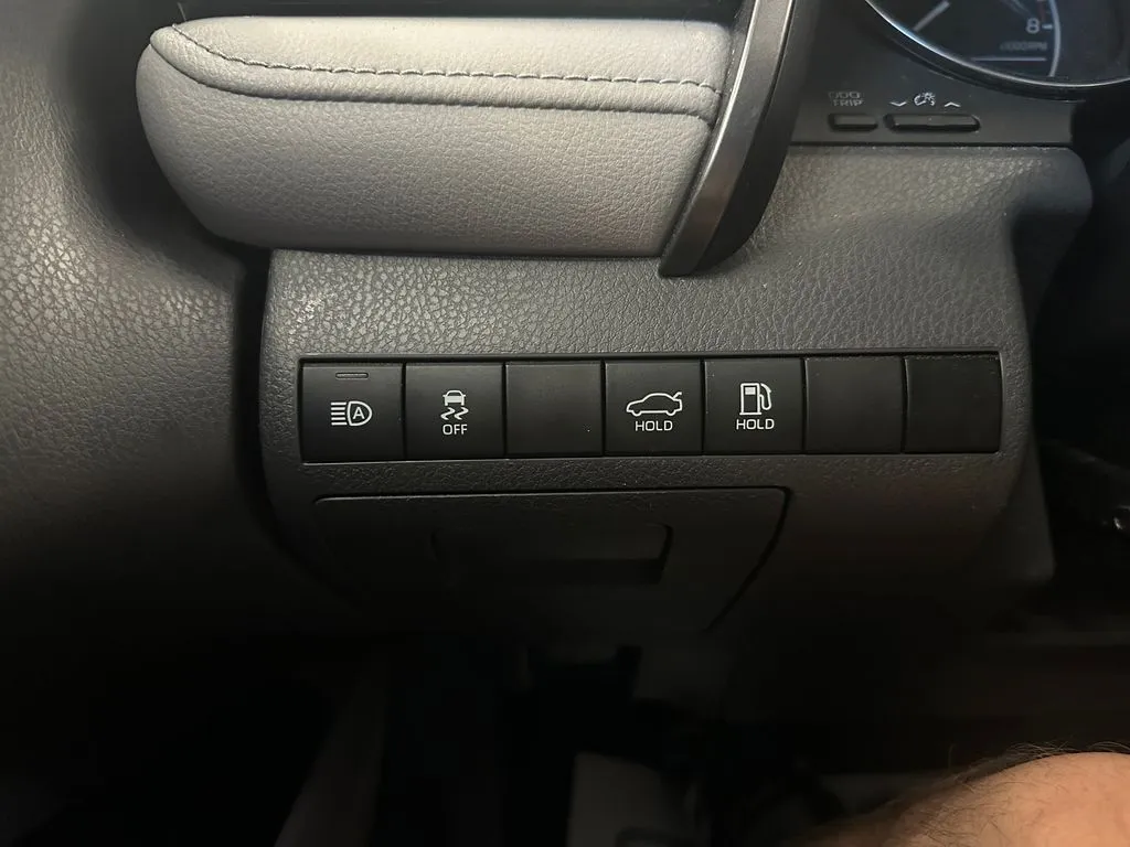 Toyota Camry photo 18
