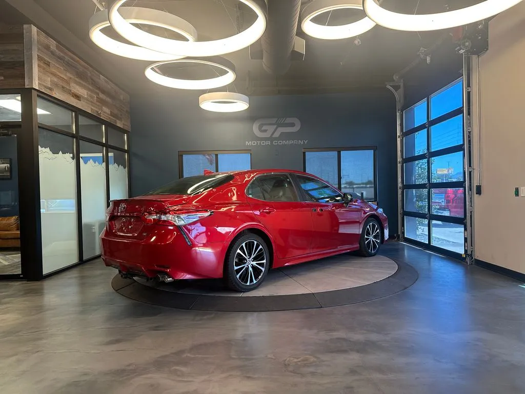 Toyota Camry photo 3