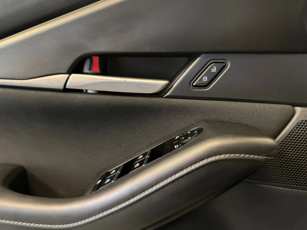 Mazda CX-30 photo 19